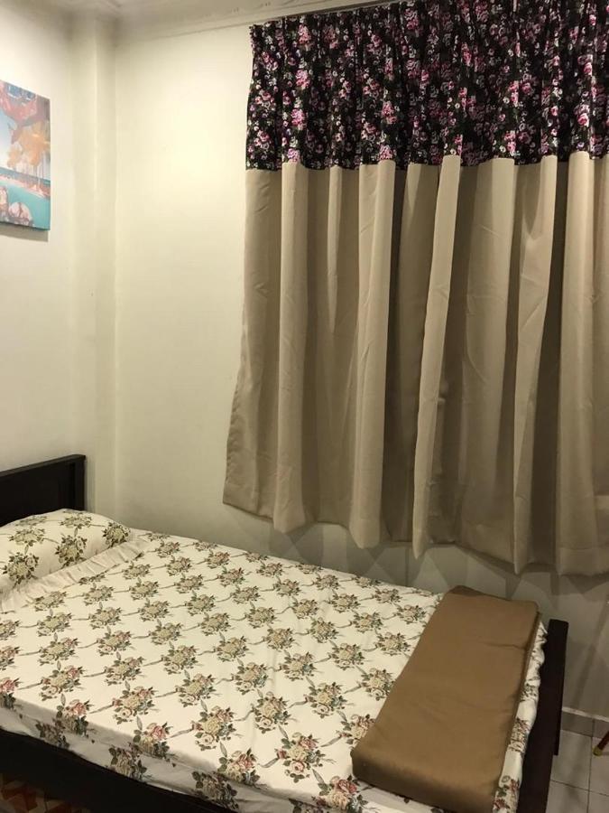 Homestay Dayani Musleem Петалинг Джая Екстериор снимка