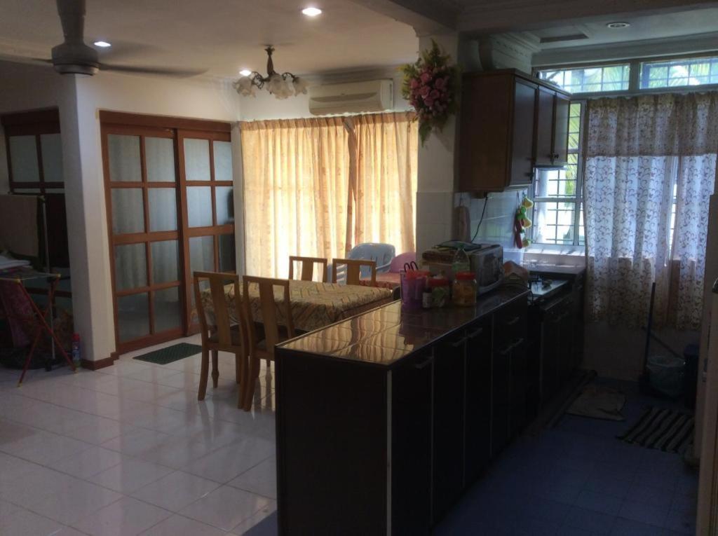 Homestay Dayani Musleem Петалинг Джая Екстериор снимка